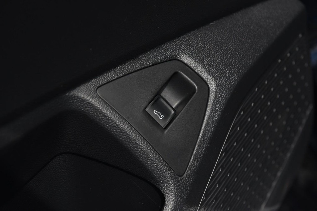Volkswagen Jetta Vehicle Full-screen Gallery Image 9