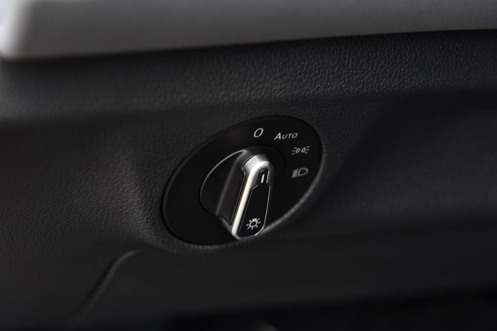 Volkswagen Jetta Vehicle Full-screen Gallery Image 11