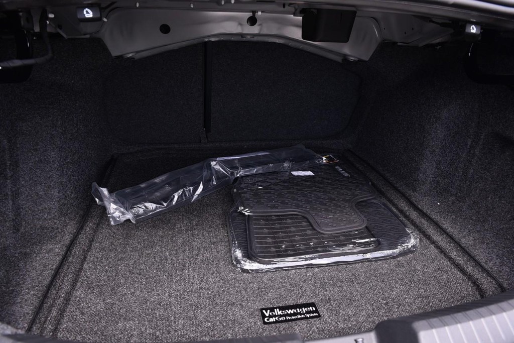 Volkswagen Jetta Vehicle Full-screen Gallery Image 24