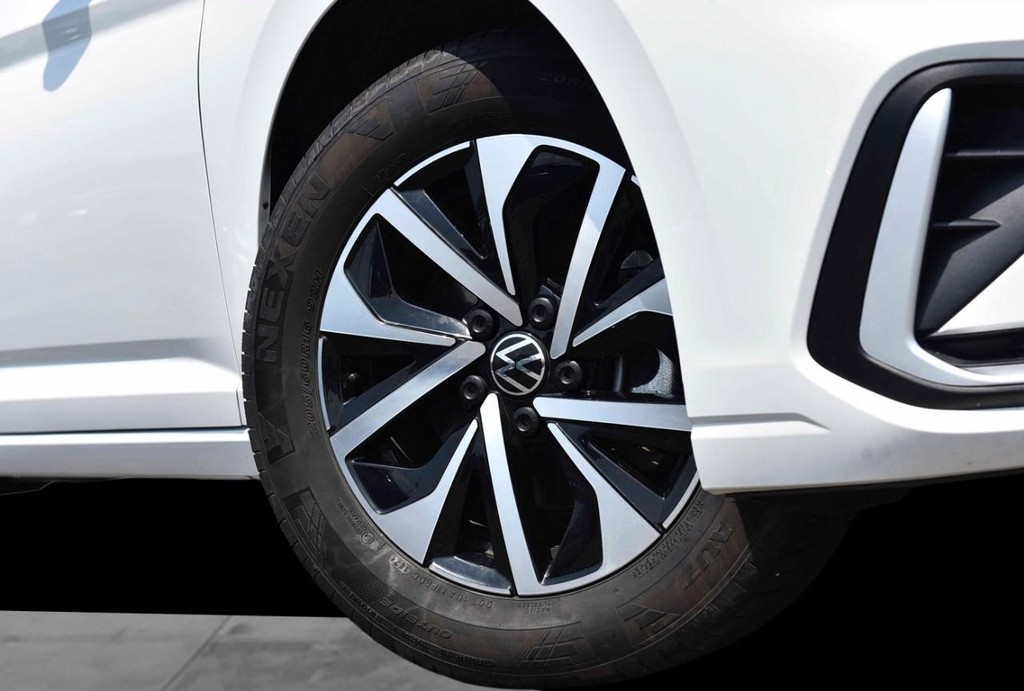 Volkswagen Jetta Vehicle Full-screen Gallery Image 3