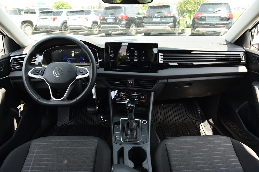 Volkswagen Jetta Vehicle Full-screen Gallery Image 7