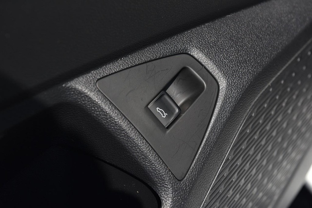 Volkswagen Jetta Vehicle Full-screen Gallery Image 9