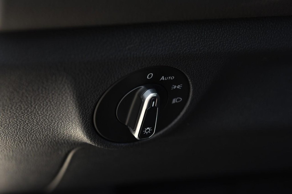 Volkswagen Jetta Vehicle Full-screen Gallery Image 11