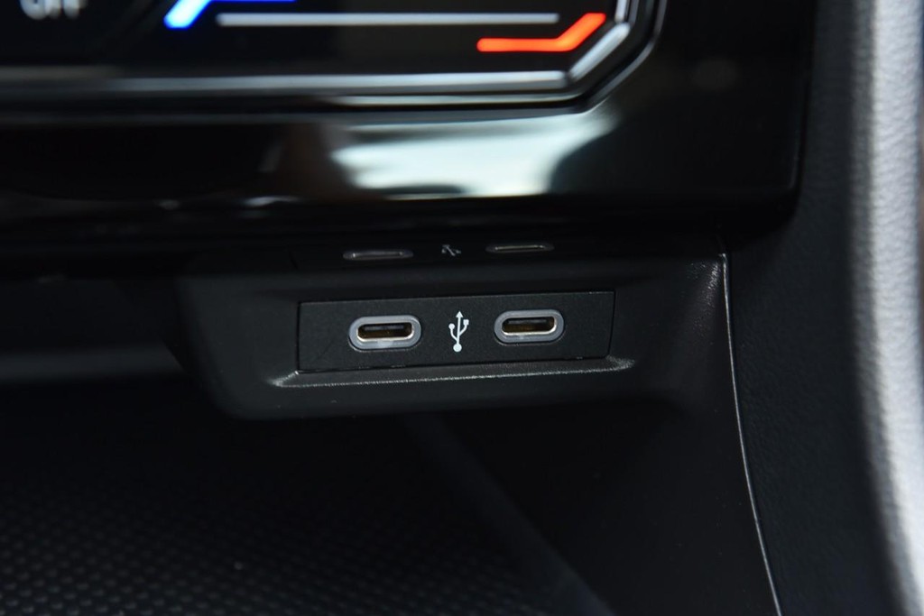 Volkswagen Jetta Vehicle Full-screen Gallery Image 16