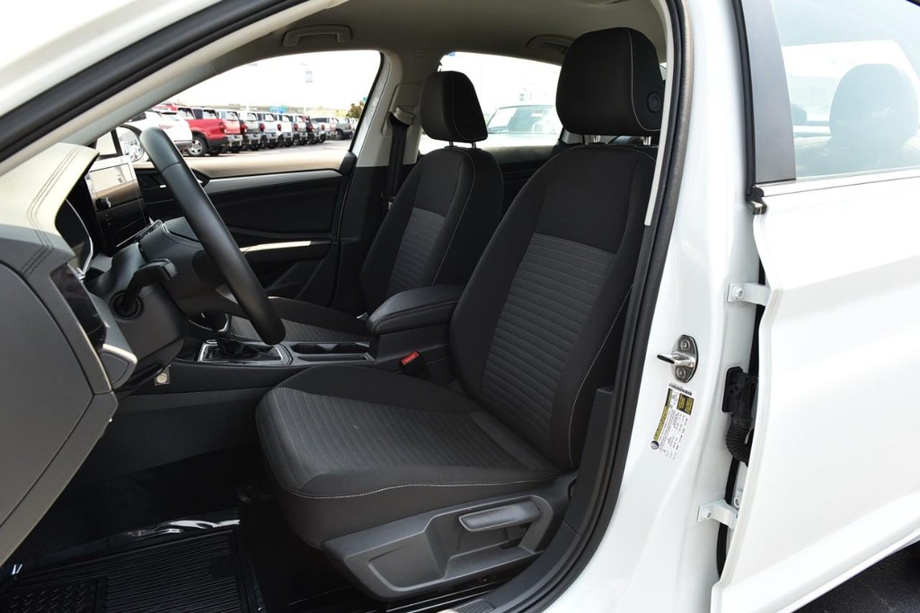 Volkswagen Jetta Vehicle Full-screen Gallery Image 19