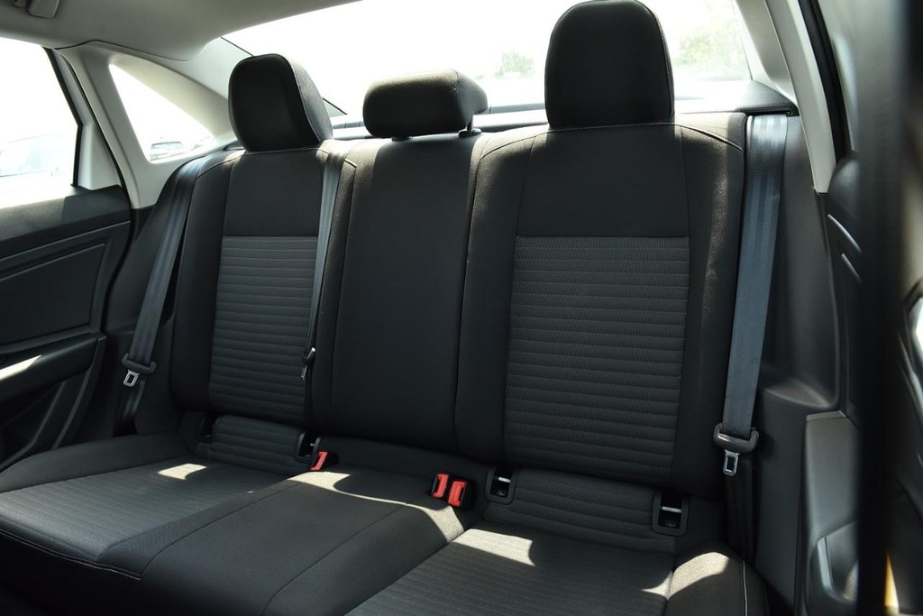 Volkswagen Jetta Vehicle Full-screen Gallery Image 21
