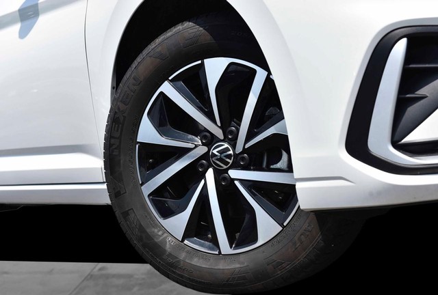 Volkswagen Jetta Vehicle Image 03