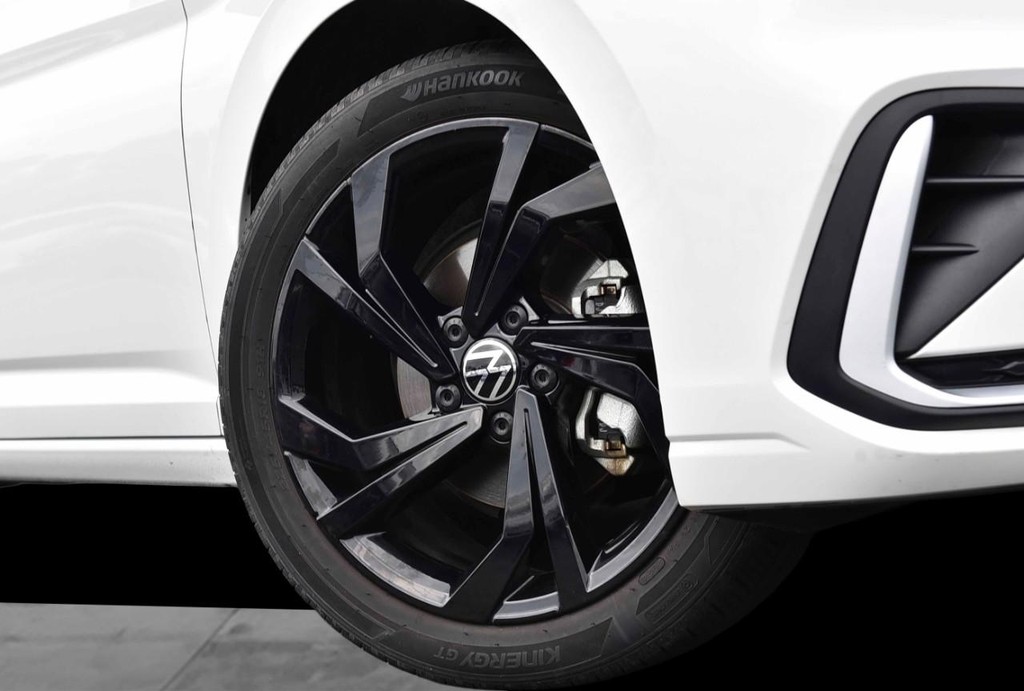 Volkswagen Jetta Vehicle Full-screen Gallery Image 3