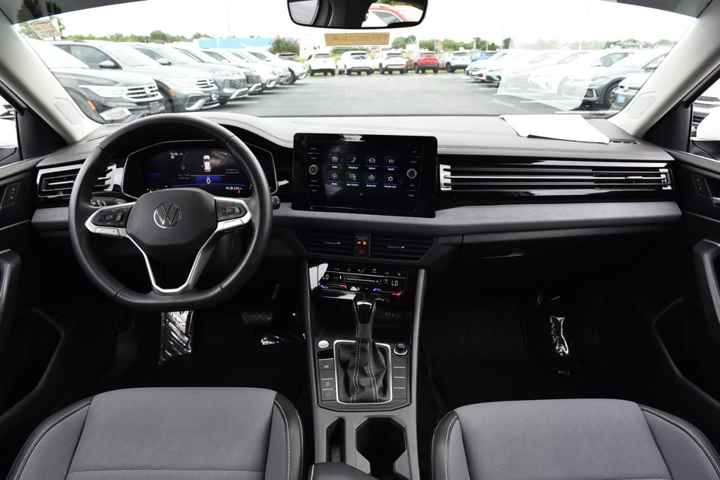 Volkswagen Jetta Vehicle Full-screen Gallery Image 7