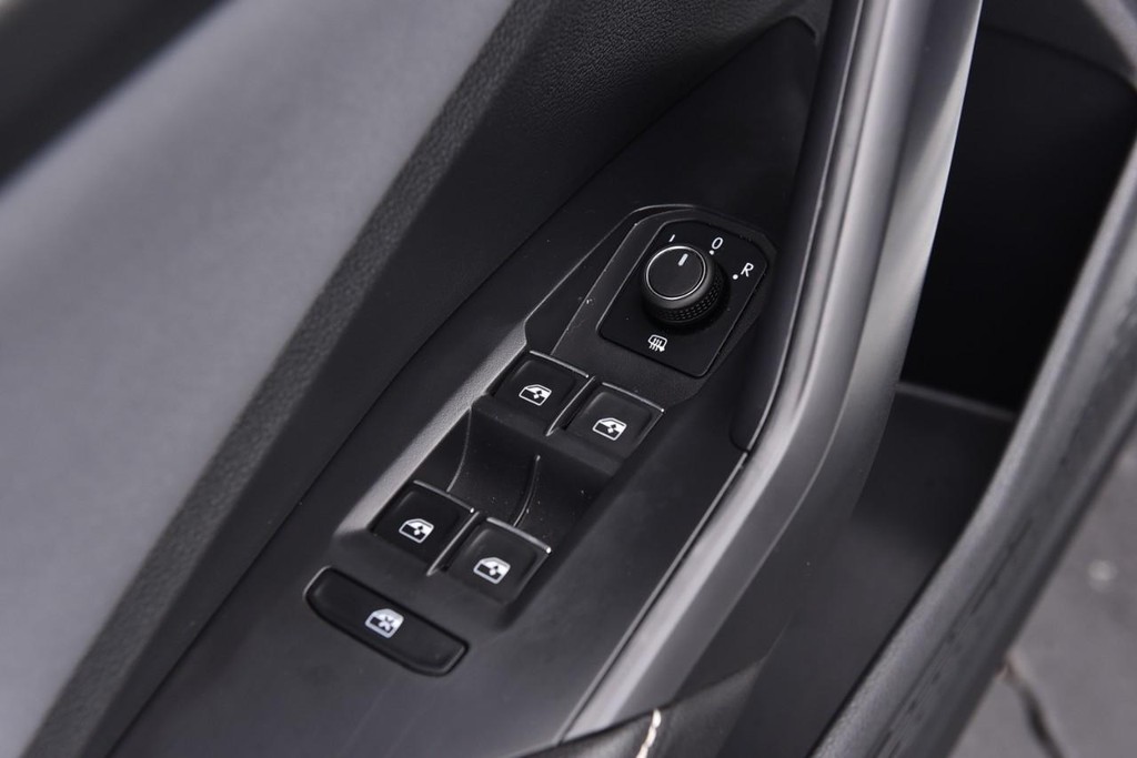 Volkswagen Jetta Vehicle Full-screen Gallery Image 8