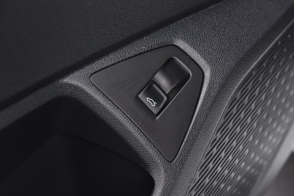 Volkswagen Jetta Vehicle Full-screen Gallery Image 9