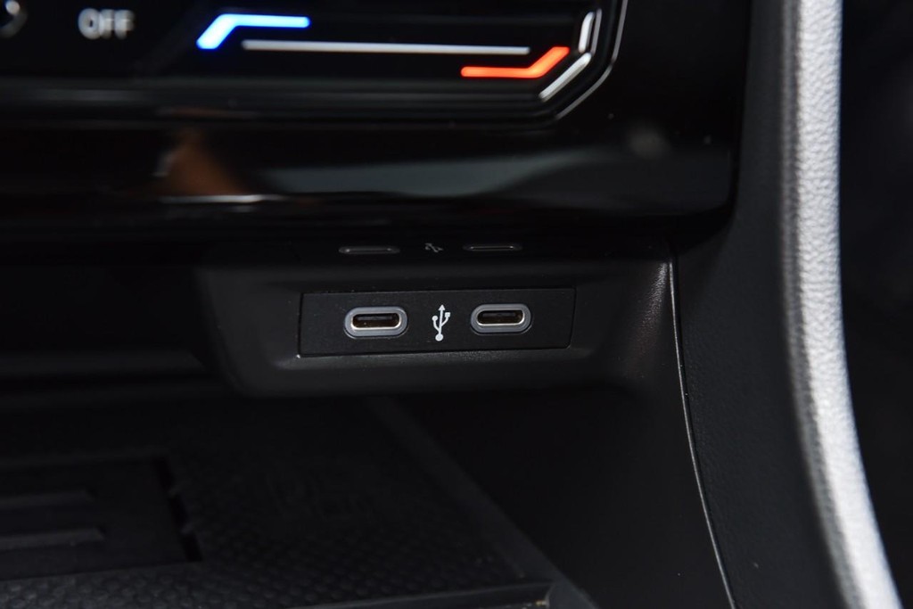 Volkswagen Jetta Vehicle Full-screen Gallery Image 16