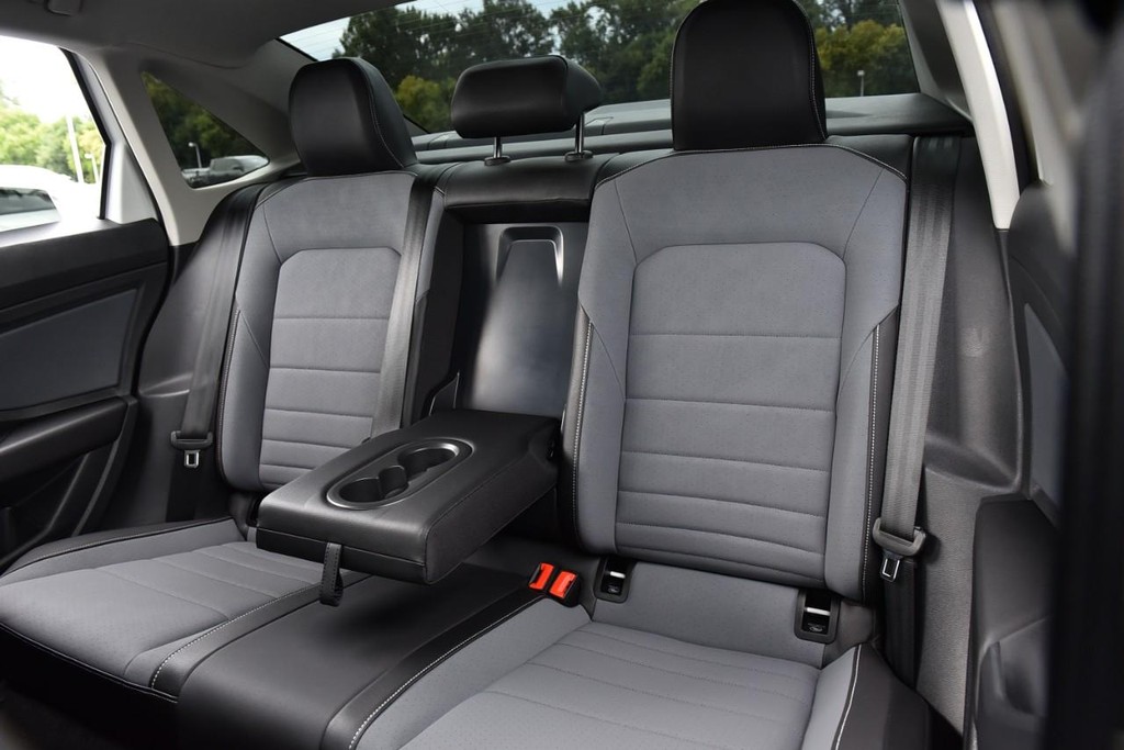 Volkswagen Jetta Vehicle Full-screen Gallery Image 23