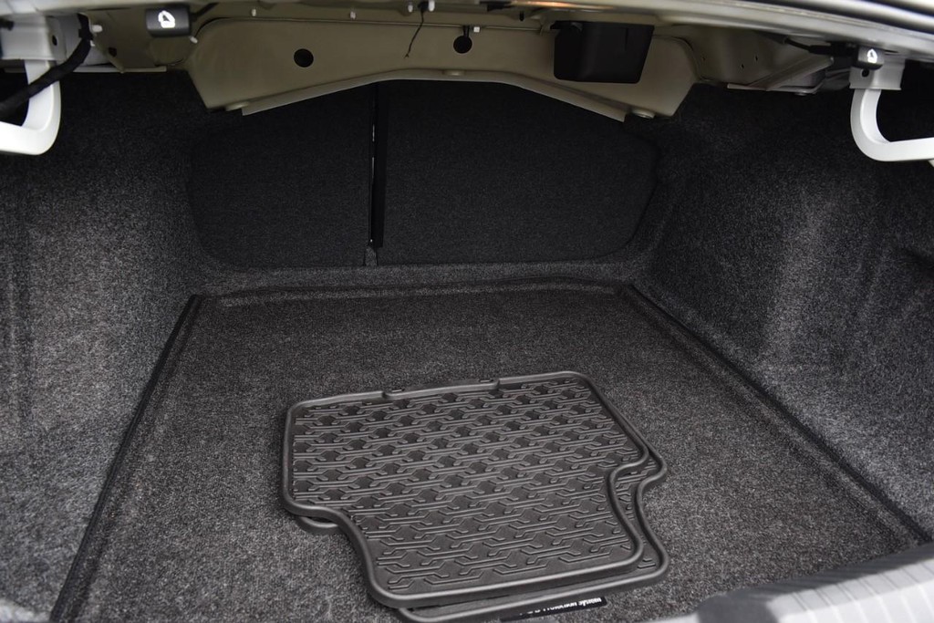 Volkswagen Jetta Vehicle Full-screen Gallery Image 24