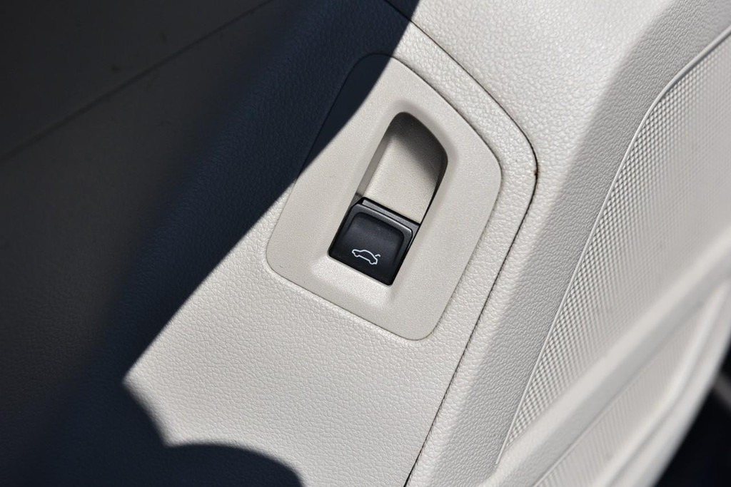 Volkswagen Atlas Vehicle Full-screen Gallery Image 9