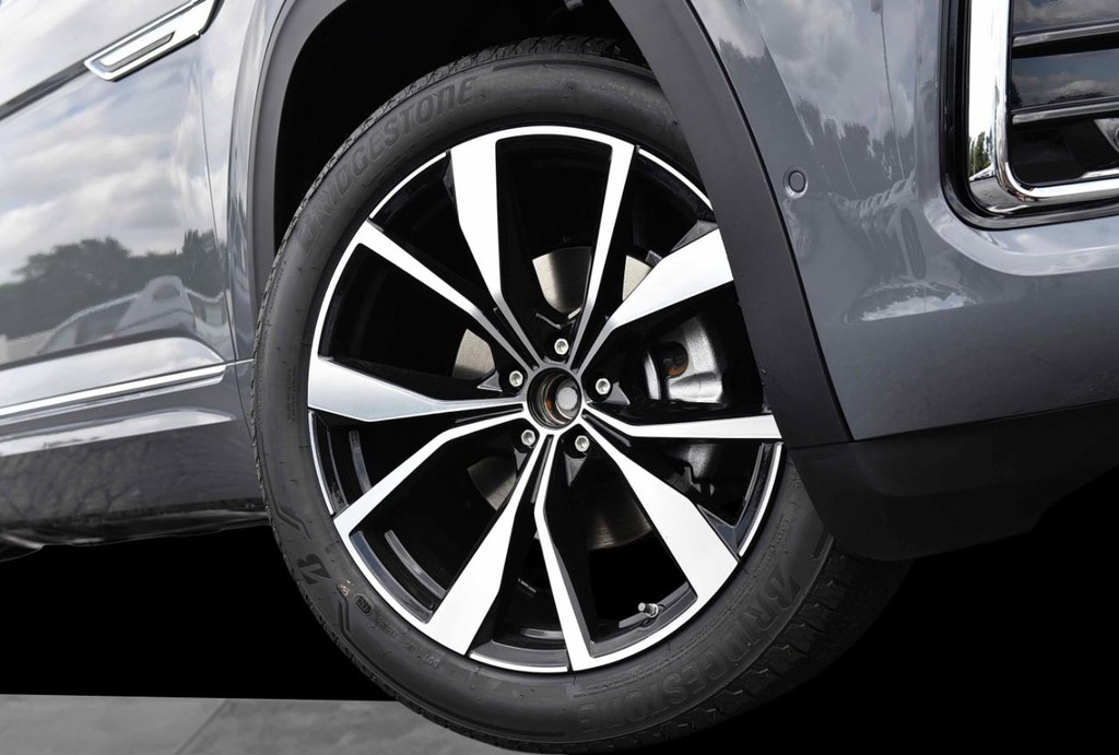 Volkswagen Atlas Cross Sport Vehicle Full-screen Gallery Image 3