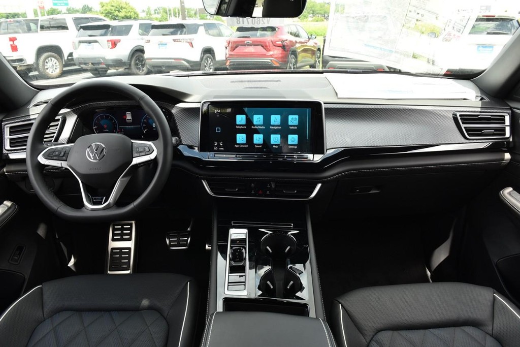 Volkswagen Atlas Cross Sport Vehicle Full-screen Gallery Image 7