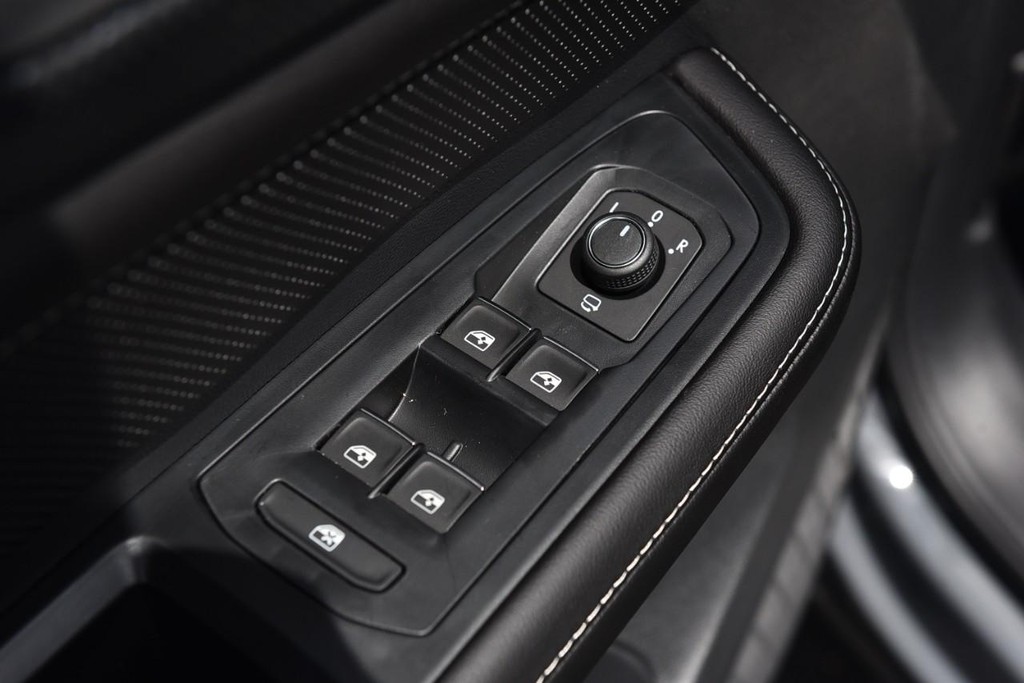 Volkswagen Atlas Cross Sport Vehicle Full-screen Gallery Image 8