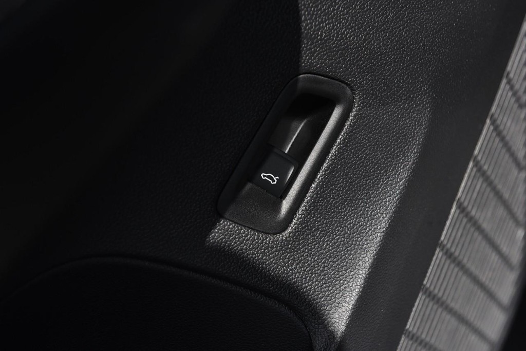 Volkswagen Atlas Cross Sport Vehicle Full-screen Gallery Image 9