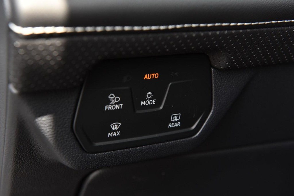 Volkswagen Atlas Cross Sport Vehicle Full-screen Gallery Image 11