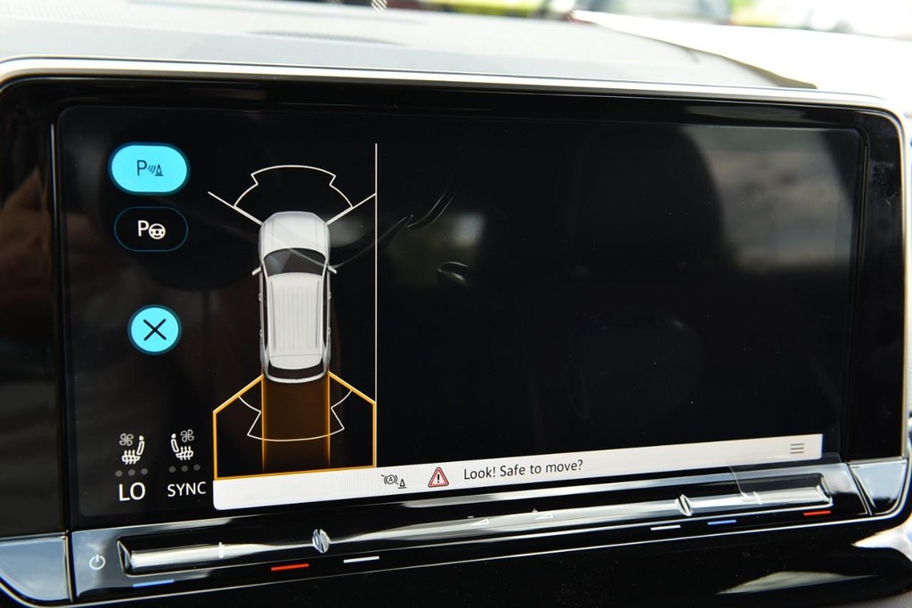 Volkswagen Atlas Cross Sport Vehicle Full-screen Gallery Image 13
