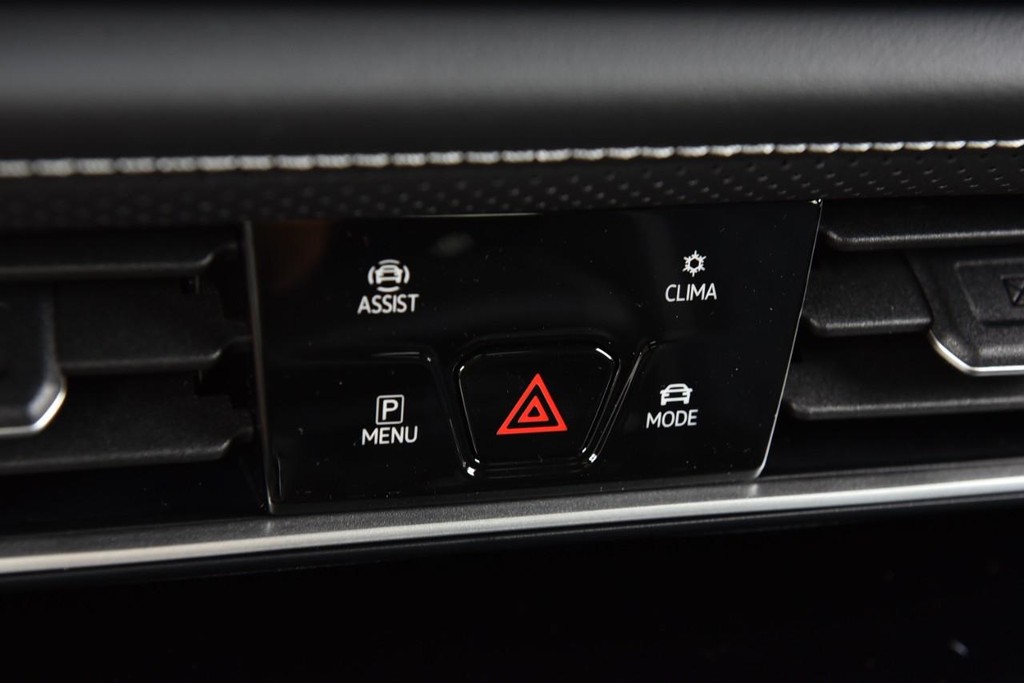 Volkswagen Atlas Cross Sport Vehicle Full-screen Gallery Image 15
