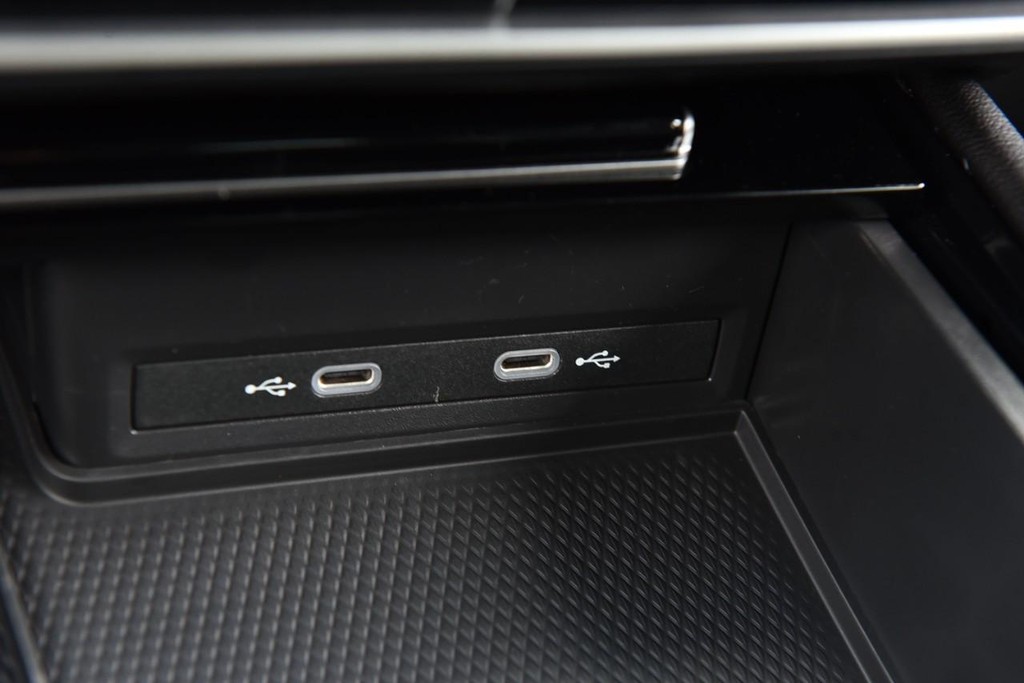Volkswagen Atlas Cross Sport Vehicle Full-screen Gallery Image 16