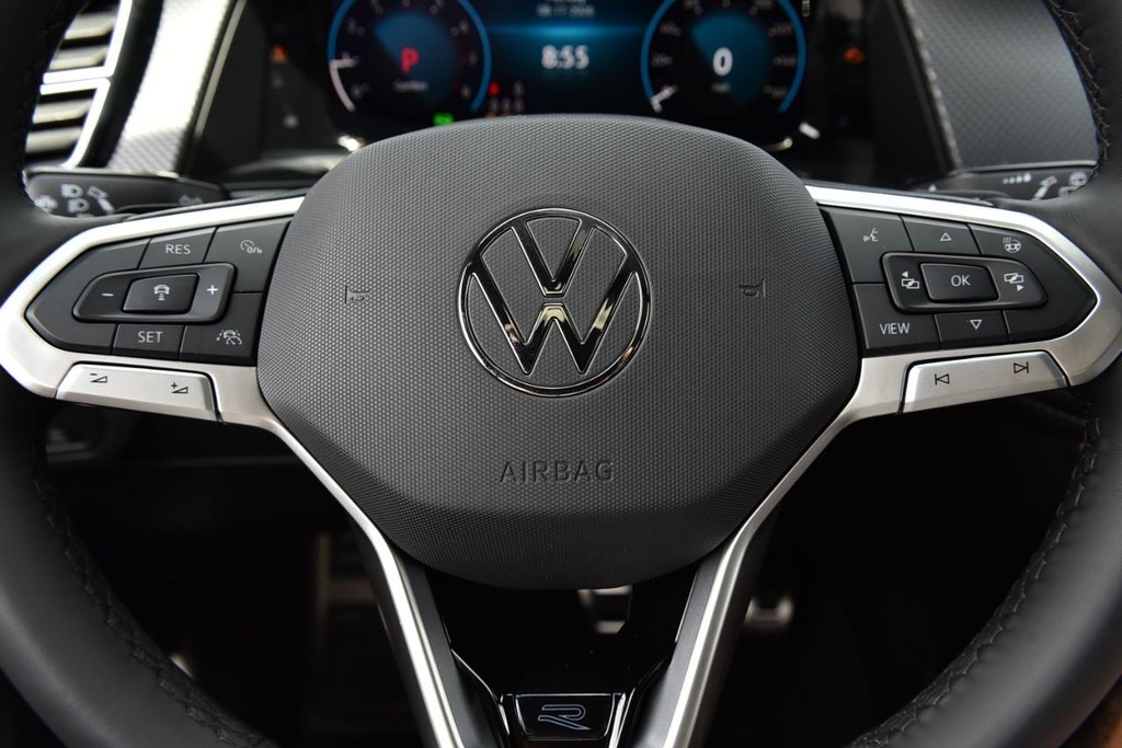 Volkswagen Atlas Cross Sport Vehicle Full-screen Gallery Image 18