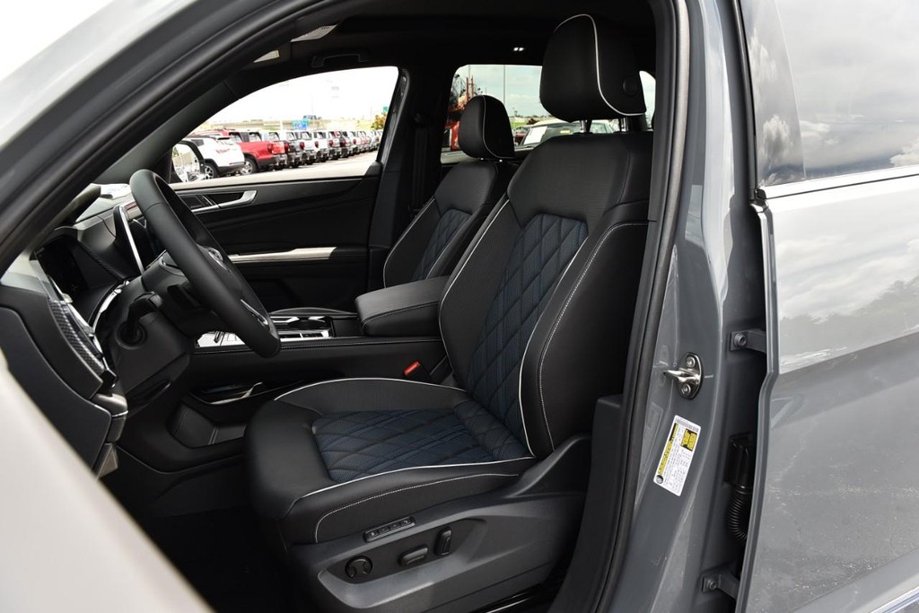 Volkswagen Atlas Cross Sport Vehicle Full-screen Gallery Image 19