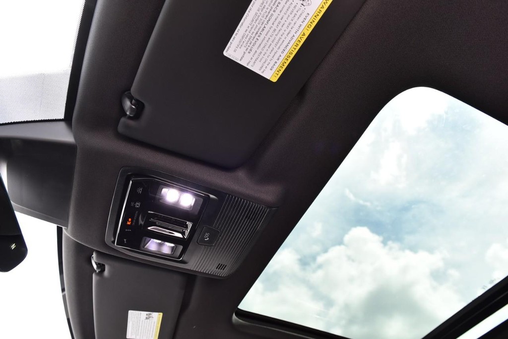 Volkswagen Atlas Cross Sport Vehicle Full-screen Gallery Image 21