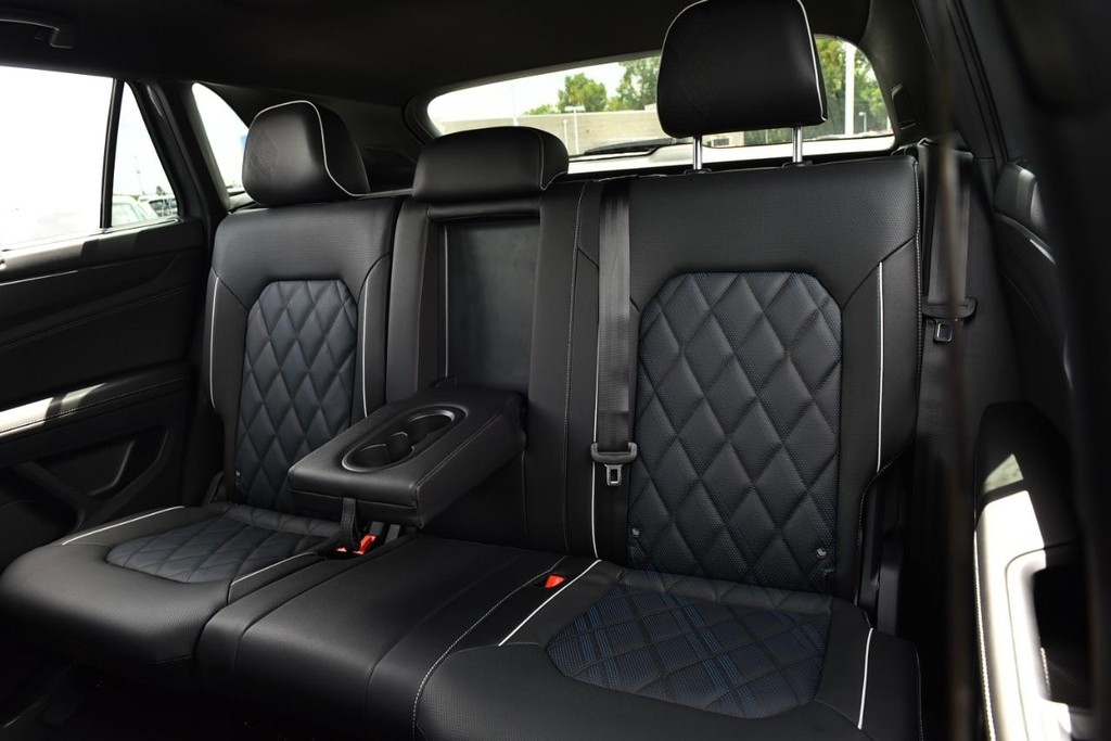 Volkswagen Atlas Cross Sport Vehicle Full-screen Gallery Image 22