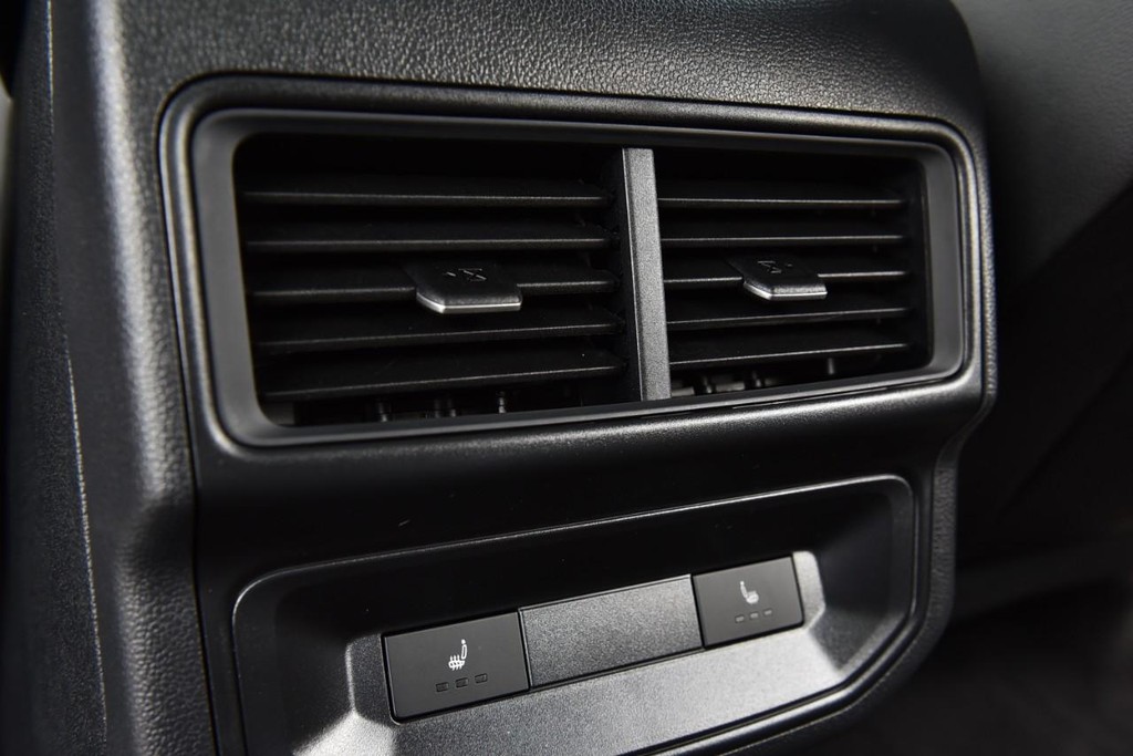 Volkswagen Atlas Cross Sport Vehicle Full-screen Gallery Image 23