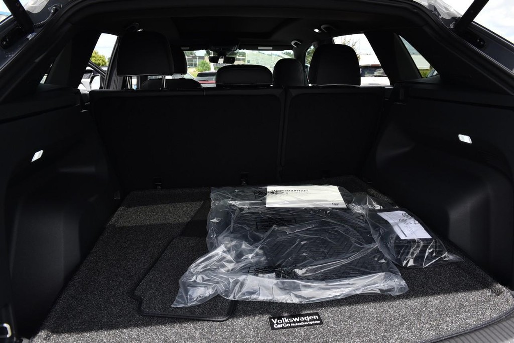 Volkswagen Atlas Cross Sport Vehicle Full-screen Gallery Image 25