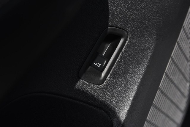 Volkswagen Atlas Cross Sport Vehicle Image 09