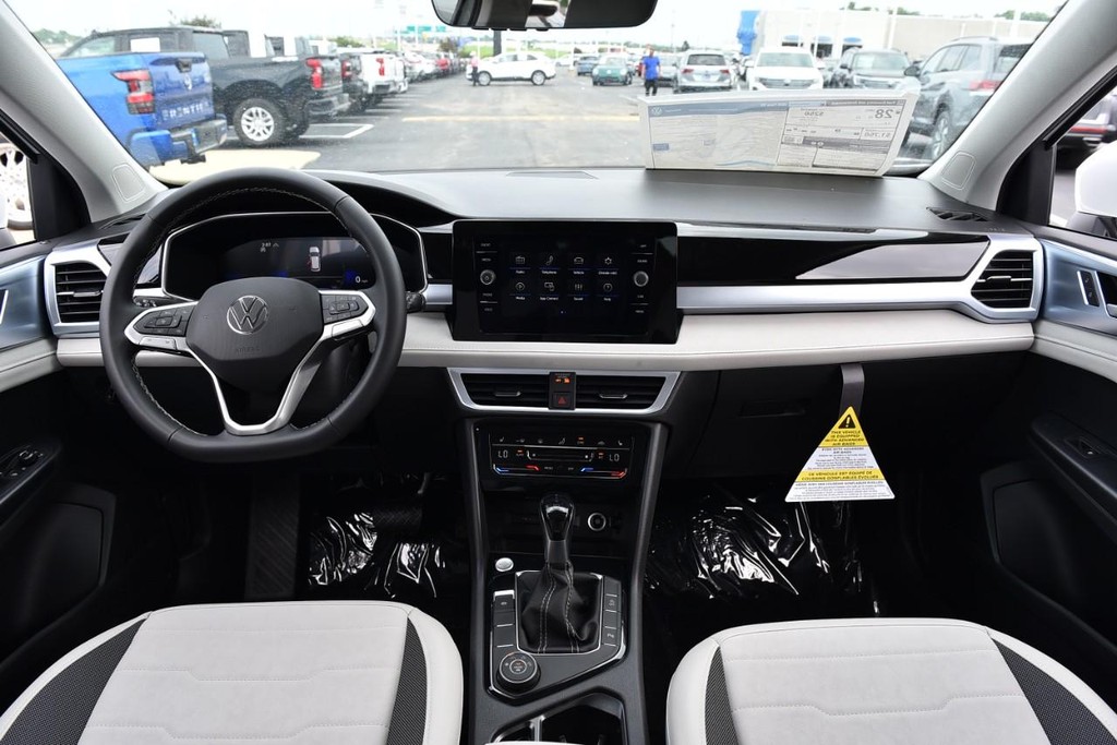 Volkswagen Taos Vehicle Full-screen Gallery Image 7