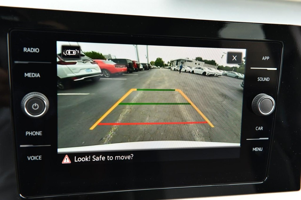 Volkswagen Taos Vehicle Full-screen Gallery Image 12