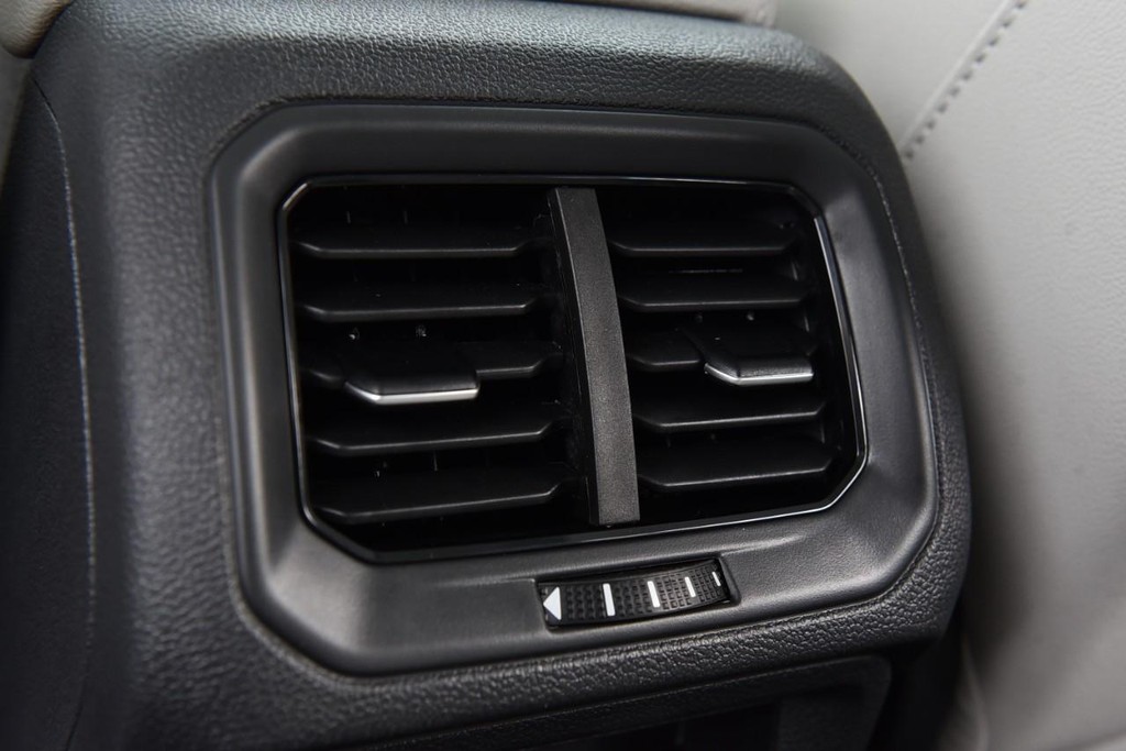 Volkswagen Taos Vehicle Full-screen Gallery Image 23