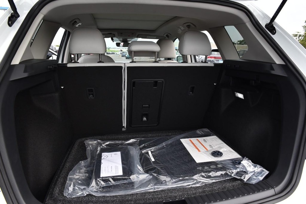 Volkswagen Taos Vehicle Full-screen Gallery Image 25