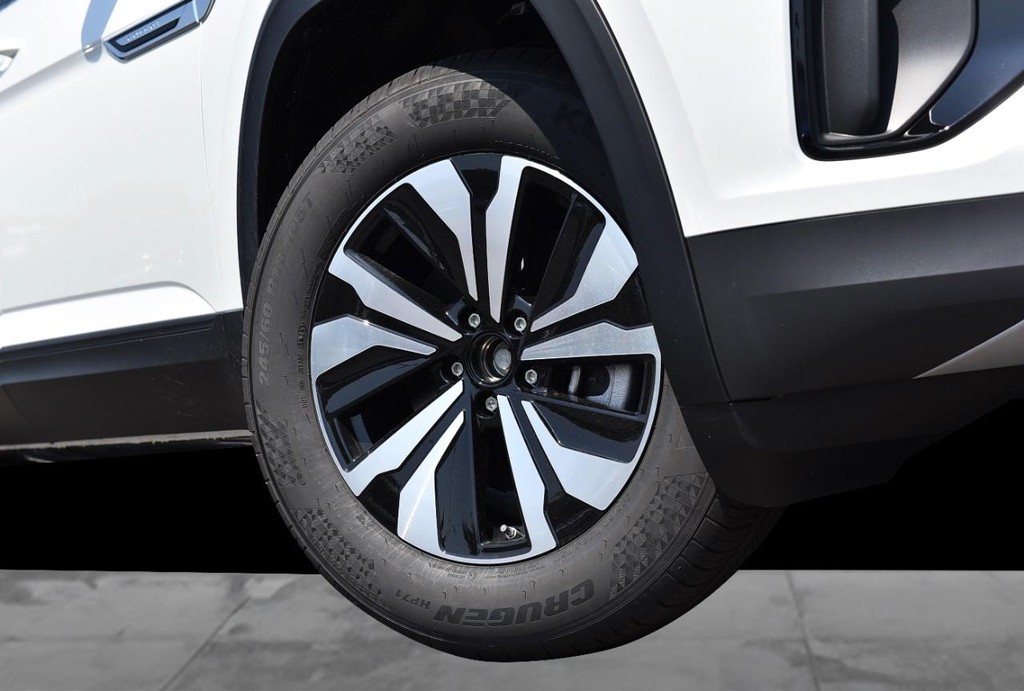 Volkswagen Atlas Cross Sport Vehicle Full-screen Gallery Image 3