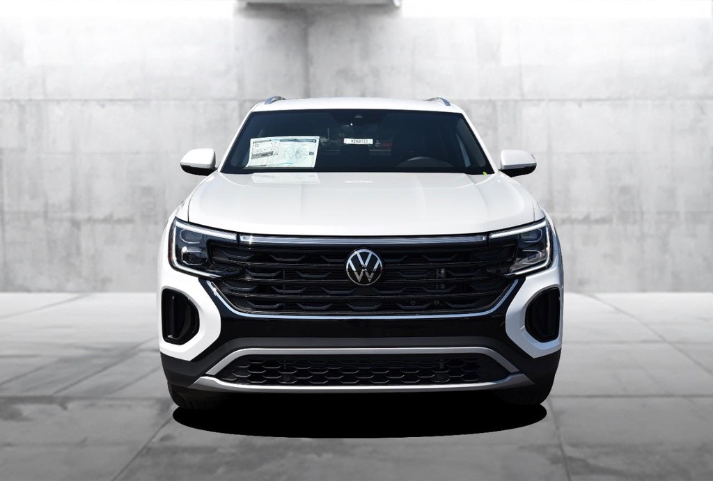 Volkswagen Atlas Cross Sport Vehicle Full-screen Gallery Image 4