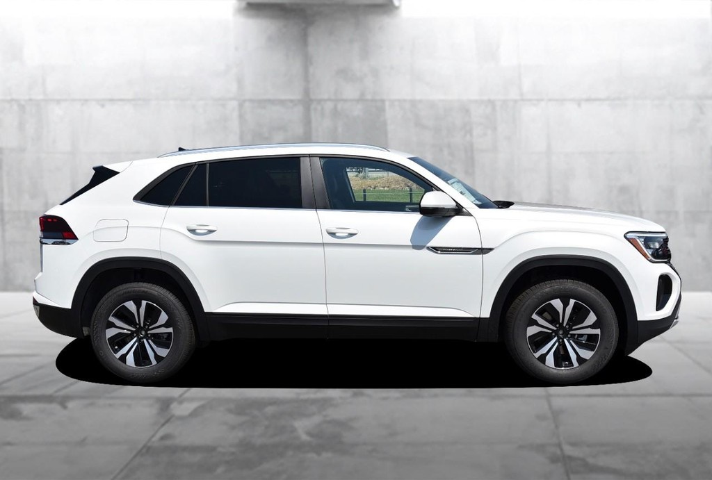 Volkswagen Atlas Cross Sport Vehicle Full-screen Gallery Image 5