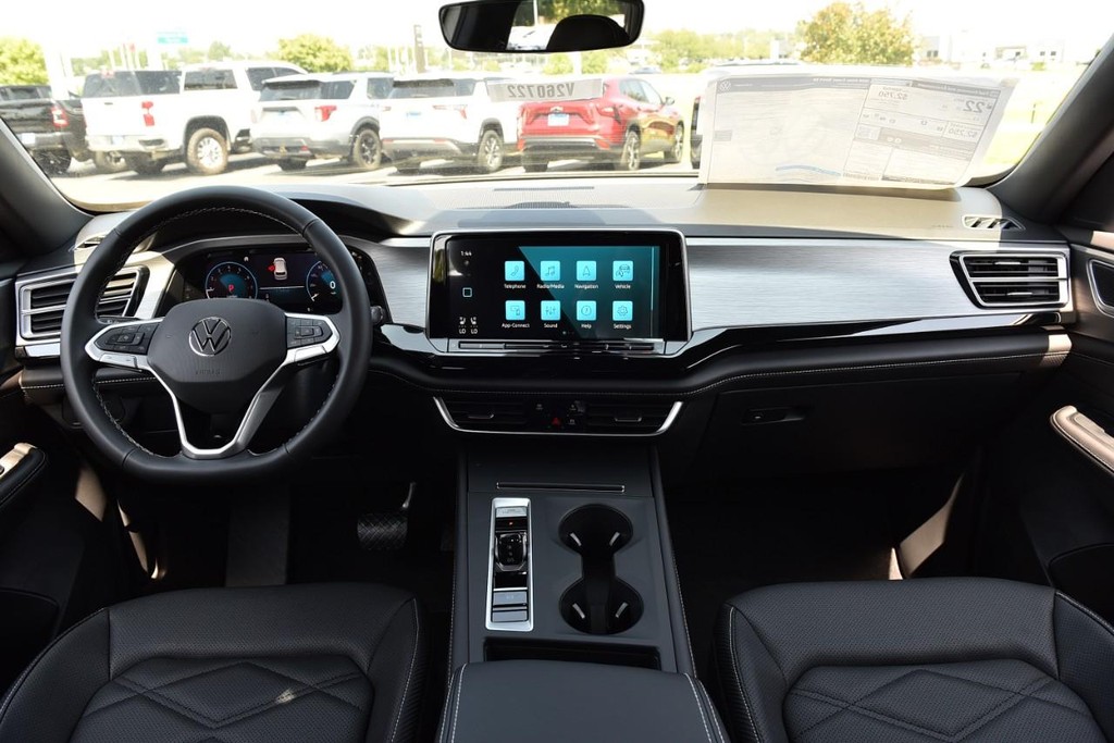Volkswagen Atlas Cross Sport Vehicle Full-screen Gallery Image 7