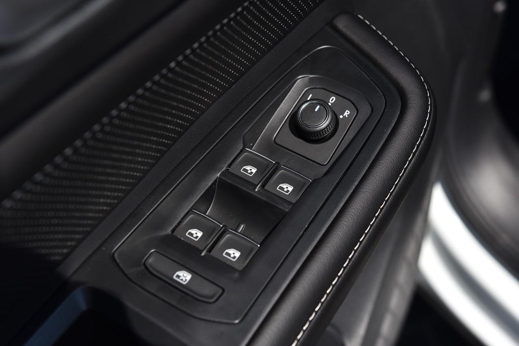 Volkswagen Atlas Cross Sport Vehicle Full-screen Gallery Image 8