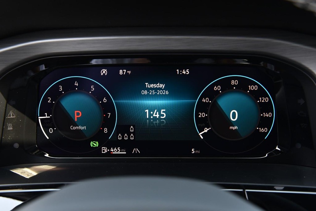 Volkswagen Atlas Cross Sport Vehicle Full-screen Gallery Image 11