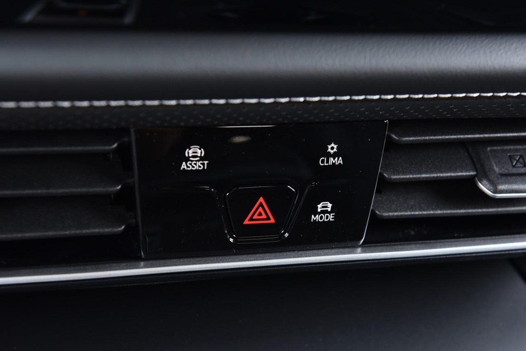 Volkswagen Atlas Cross Sport Vehicle Full-screen Gallery Image 14