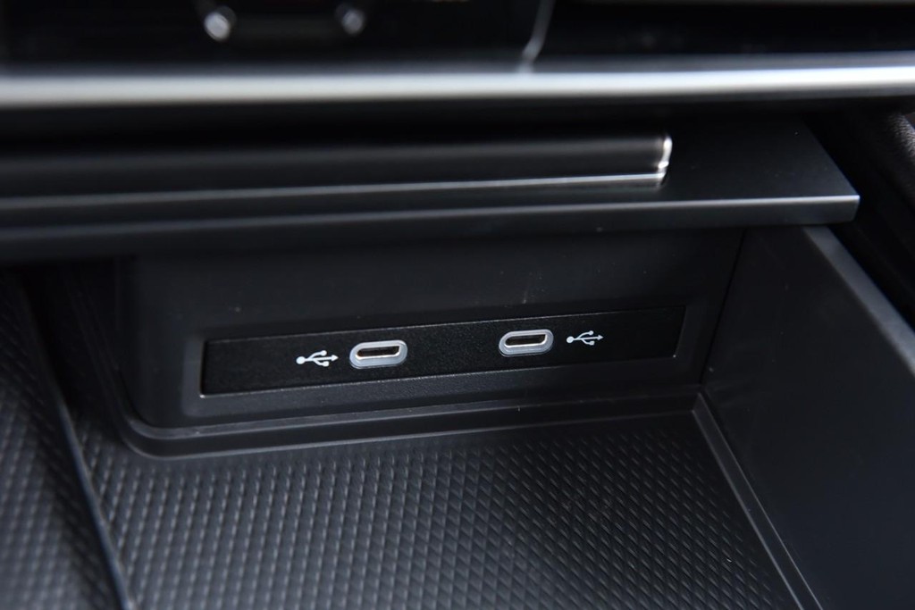 Volkswagen Atlas Cross Sport Vehicle Full-screen Gallery Image 15