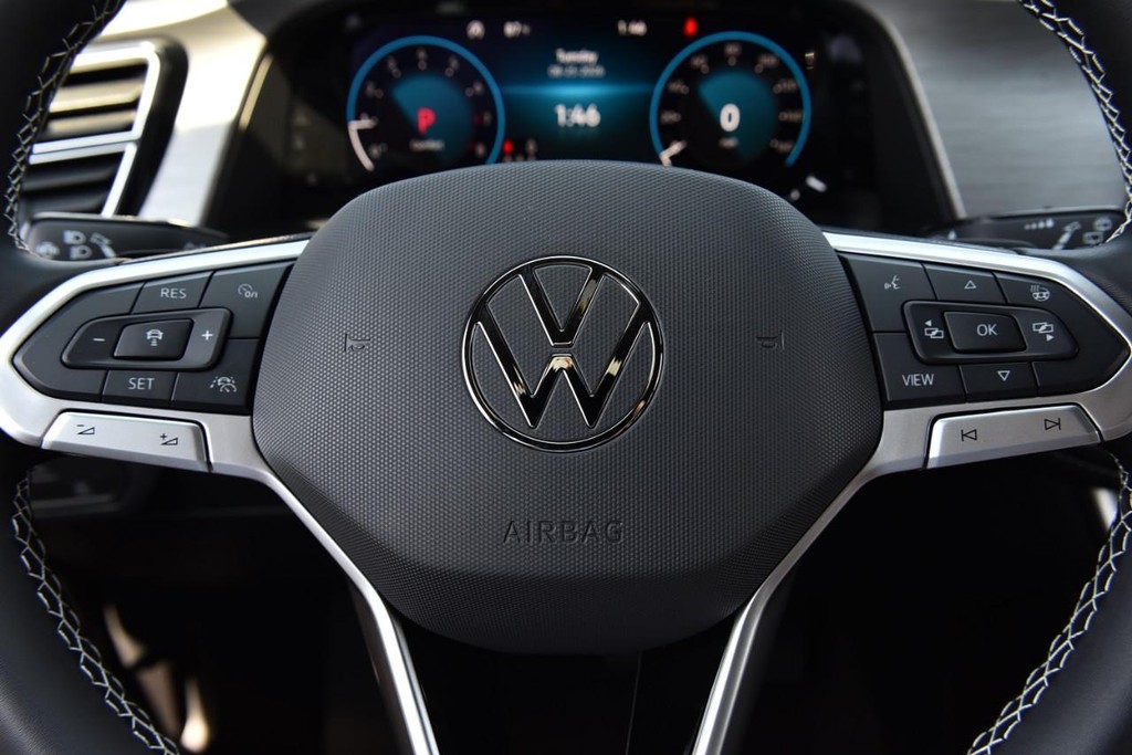 Volkswagen Atlas Cross Sport Vehicle Full-screen Gallery Image 17
