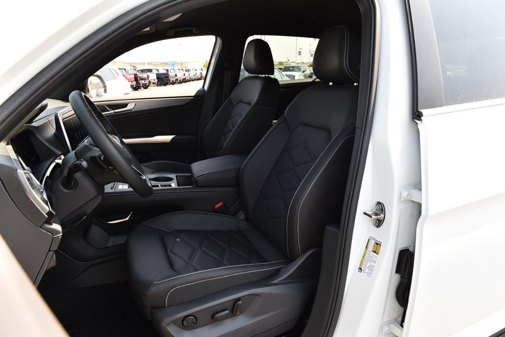 Volkswagen Atlas Cross Sport Vehicle Full-screen Gallery Image 18