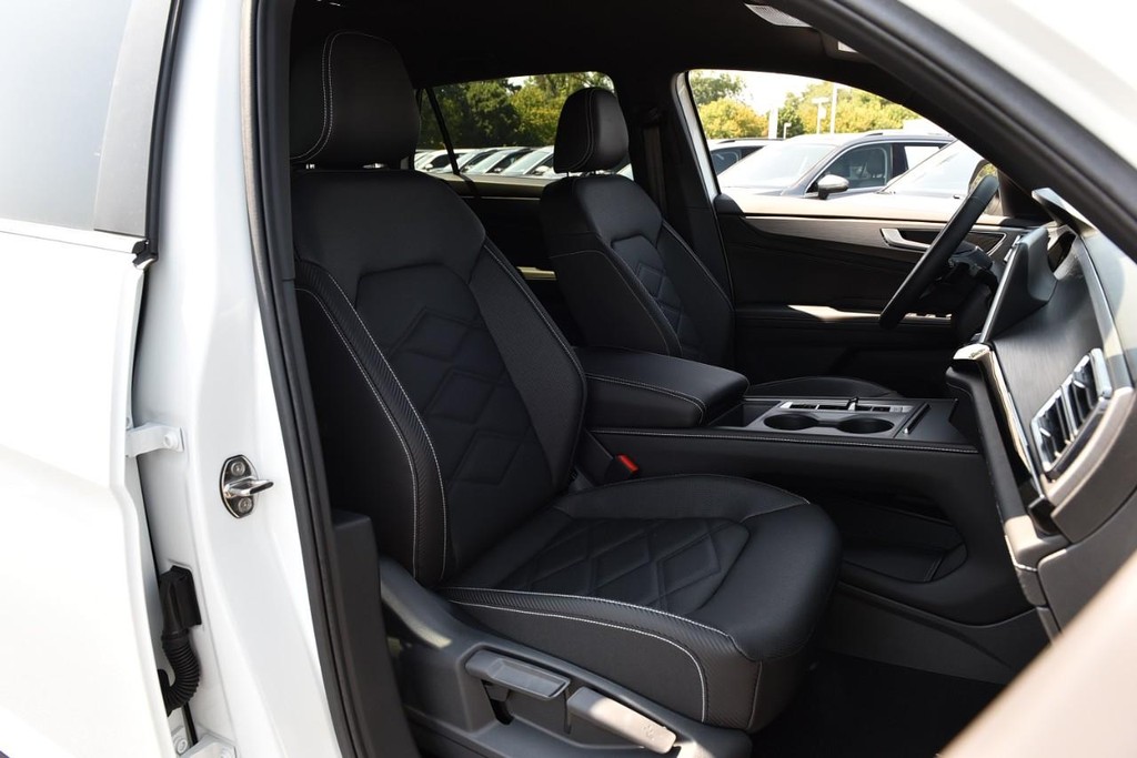 Volkswagen Atlas Cross Sport Vehicle Full-screen Gallery Image 19