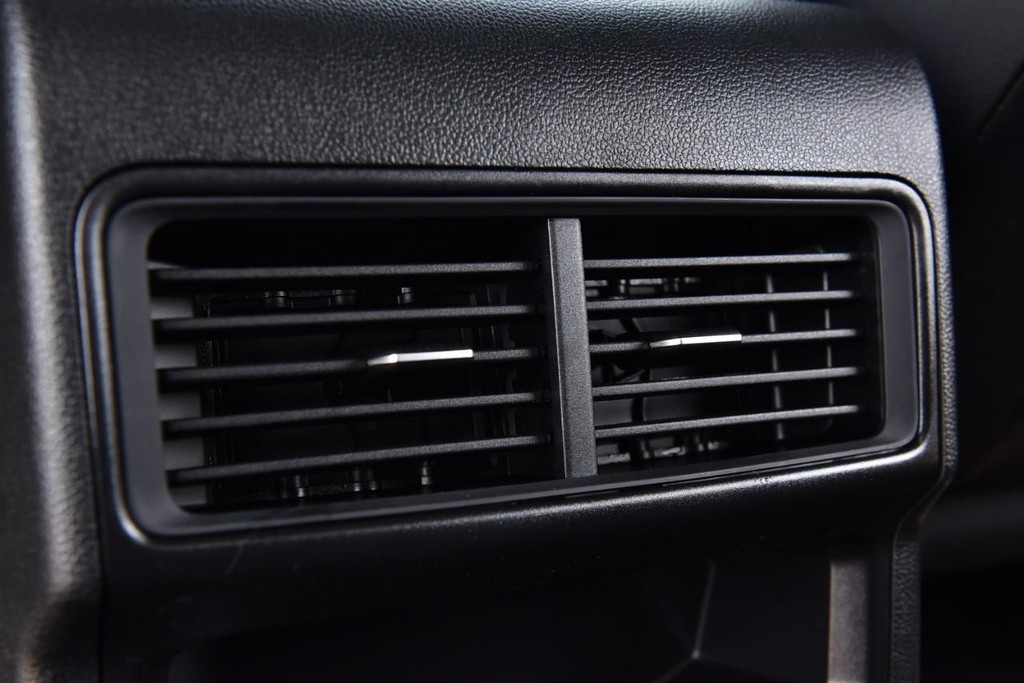 Volkswagen Atlas Cross Sport Vehicle Full-screen Gallery Image 21
